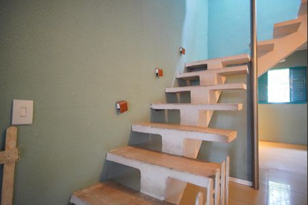 Escada - Acesso 2o Piso de casa para alugar com 3 quartos, 75m² em Costa E Silva, Porto Alegre