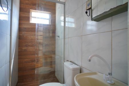 Banheiro  de casa para alugar com 3 quartos, 150m² em Humaitá, Porto Alegre