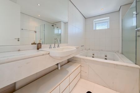 Apartamento à venda com 300m², 4 quartos e 4 vagasSuíte Master - Banheiro 2