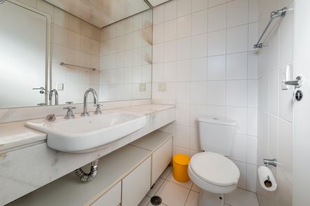 Apartamento à venda com 300m², 4 quartos e 4 vagasBanheiro da Suíte 2