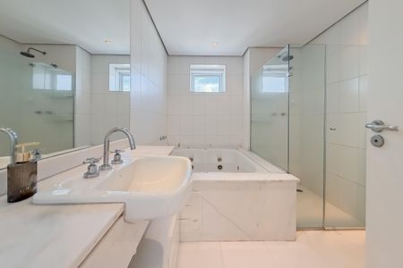 Apartamento à venda com 300m², 4 quartos e 4 vagasSuíte Master - Banheiro 2