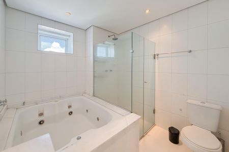 Apartamento à venda com 300m², 4 quartos e 4 vagasSuíte Master - Banheiro 2