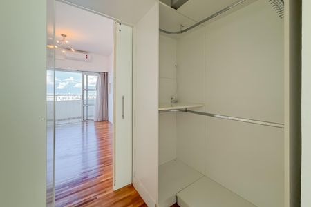 Apartamento à venda com 300m², 4 quartos e 4 vagasSuíte Master - Closet 1