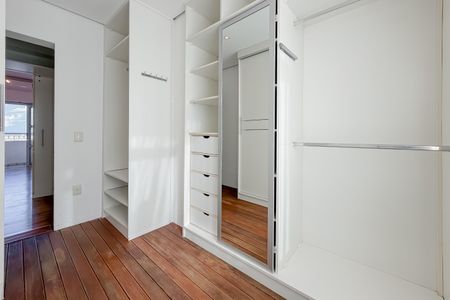 Apartamento à venda com 300m², 4 quartos e 4 vagasSuíte Master - Closet 1