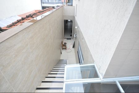 Casa para alugar com 137m², 2 quartos e sem vagaEscada de acesso à área de serviço