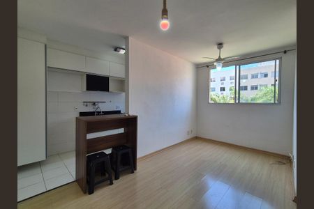 Sala de apartamento para alugar com 2 quartos, 45m² em Vargem Pequena, Rio de Janeiro