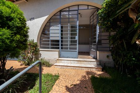 Casa à venda com 200m², 4 quartos e 2 vagasEntrada e Jardim