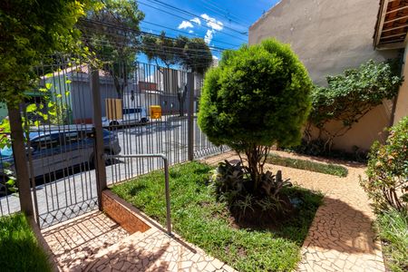 Casa à venda com 200m², 4 quartos e 2 vagasEntrada e Jardim