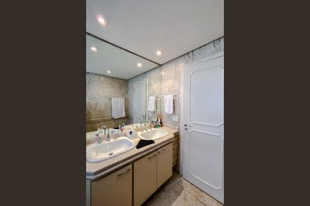 Apartamento à venda com 159m², 3 quartos e 2 vagasBanheiro da Suíte