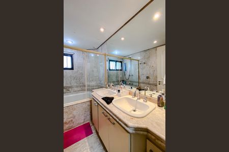 Apartamento à venda com 159m², 3 quartos e 2 vagasBanheiro da Suíte