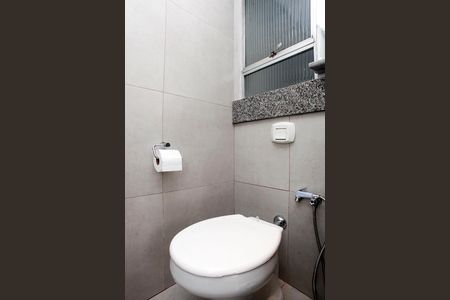 Banheiro de kitnet/studio à venda com 1 quarto, 30m² em Centro Histórico, Porto Alegre