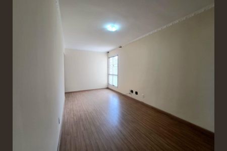 Sala de apartamento para alugar com 3 quartos, 70m² em Iapi, Osasco