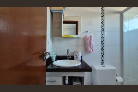 Casa de condomínio à venda com 130m², 2 quartos e 2 vagasBanheiro da suíte