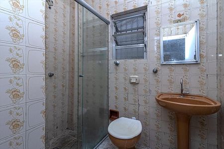 banheiro social_1 de casa para alugar com 2 quartos, 70m² em Parque Bristol, São Paulo