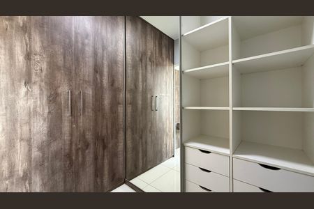 Apartamento à venda com 269m², 4 quartos e 3 vagas Apartamento à venda com 269m², 4 quartos e 3 vagasSuite 03 - Closet
