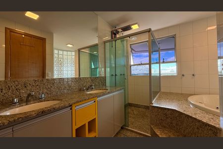 Apartamento à venda com 269m², 4 quartos e 3 vagas Apartamento à venda com 269m², 4 quartos e 3 vagasSuite 01 - Banheiro