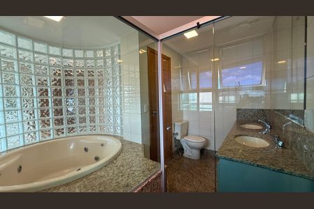 Apartamento à venda com 269m², 4 quartos e 3 vagas Apartamento à venda com 269m², 4 quartos e 3 vagasSuite 01 - Banheiro