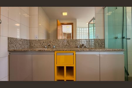 Apartamento à venda com 269m², 4 quartos e 3 vagas Apartamento à venda com 269m², 4 quartos e 3 vagasSuite 01 - Banheiro