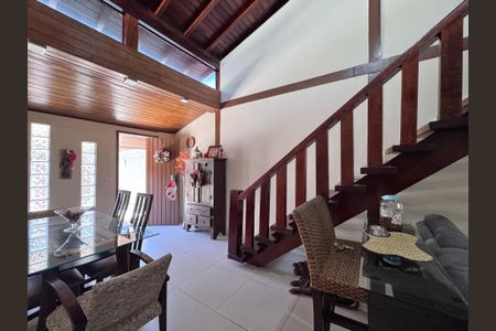 Sala de casa de condomínio para alugar com 5 quartos, 250m² em Recreio dos Bandeirantes, Rio de Janeiro