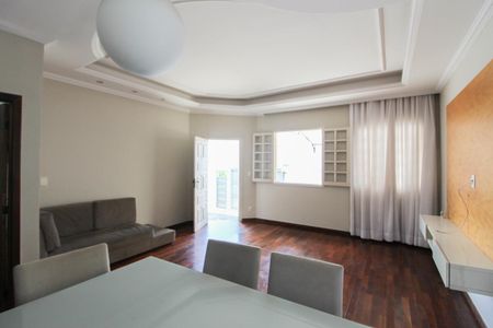 Casa à venda com 200m², 3 quartos e 3 vagasSala