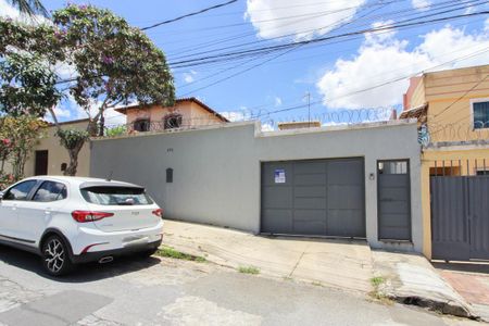 Casa à venda com 200m², 3 quartos e 3 vagasFachada
