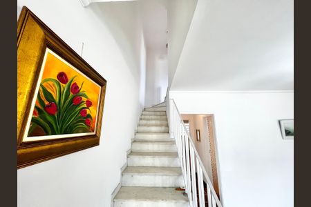 Casa à venda com 150m², 3 quartos e 2 vagas Casa à venda com 150m², 3 quartos e 2 vagasEscada