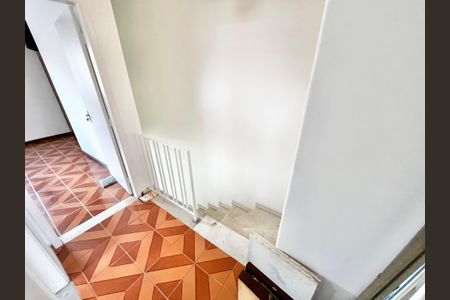 Casa à venda com 150m², 3 quartos e 2 vagas Casa à venda com 150m², 3 quartos e 2 vagasEscada