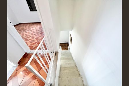 Casa à venda com 150m², 3 quartos e 2 vagas Casa à venda com 150m², 3 quartos e 2 vagasEscada