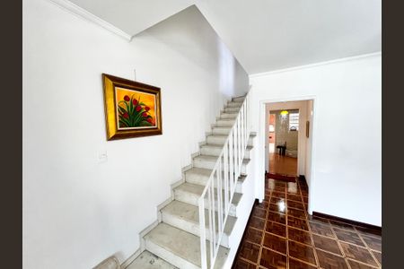 Casa à venda com 150m², 3 quartos e 2 vagas Casa à venda com 150m², 3 quartos e 2 vagasEscada
