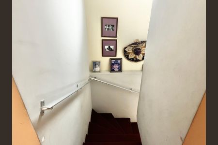 Casa para alugar com 80m², 3 quartos e 2 vagasEscada