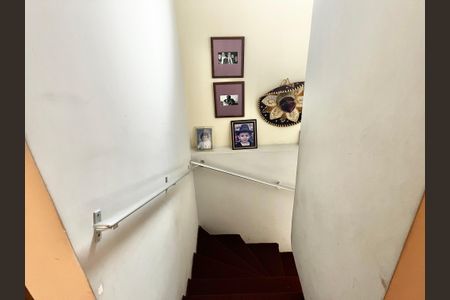 Casa para alugar com 80m², 3 quartos e 2 vagasEscada