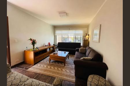 Casa para alugar com 4 quartos, 275m² em Vila Bertioga, São Paulo