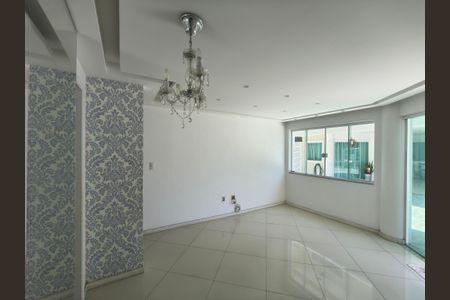 Sala de casa de condomínio para alugar com 3 quartos, 123m² em Taquara, Rio de Janeiro