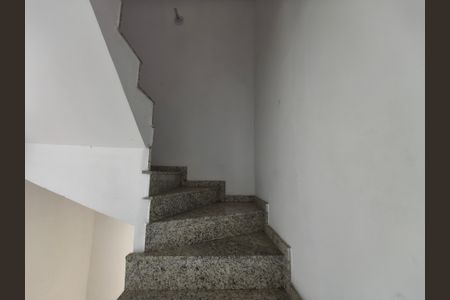 Casa de condomínio para alugar com 123m², 3 quartos e 1 vaga Casa de condomínio para alugar com 123m², 3 quartos e 1 vagaEscada Sótão