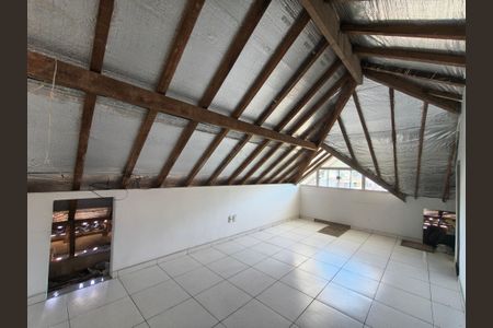 Casa de condomínio para alugar com 123m², 3 quartos e 1 vaga Casa de condomínio para alugar com 123m², 3 quartos e 1 vagaSótão