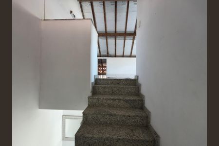 Casa de condomínio para alugar com 123m², 3 quartos e 1 vaga Casa de condomínio para alugar com 123m², 3 quartos e 1 vagaEscada Sótão