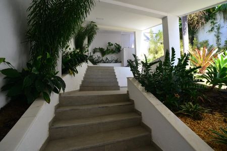 Casa de condomínio à venda com 850m², 4 quartos e 6 vagasEscada de acesso externo