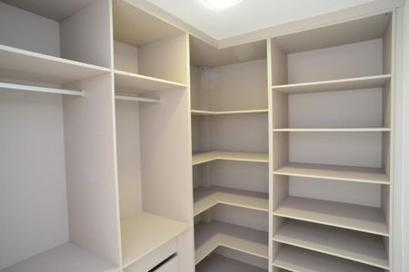 Casa de condomínio à venda com 850m², 4 quartos e 6 vagasCloset Suíte 2