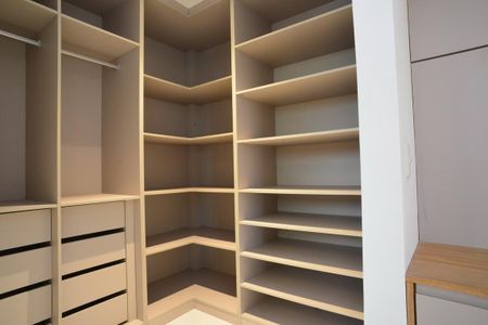 Casa de condomínio à venda com 850m², 4 quartos e 6 vagasCloset Suíte 1