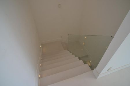 Casa de condomínio à venda com 850m², 4 quartos e 6 vagasEscada de Acesso