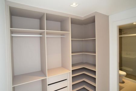 Casa de condomínio à venda com 850m², 4 quartos e 6 vagasCloset Suíte 3