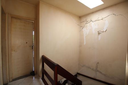 Casa de condomínio à venda com 206m², 4 quartos e 3 vagasEscada