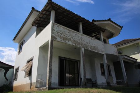 Casa de condomínio à venda com 206m², 4 quartos e 3 vagasFrente
