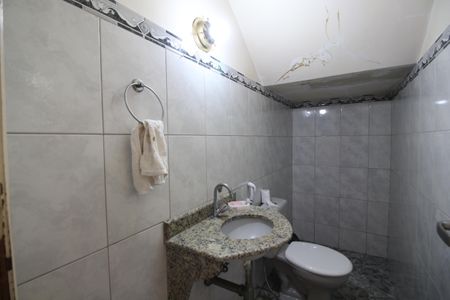 Casa de condomínio à venda com 206m², 4 quartos e 3 vagasLavabo
