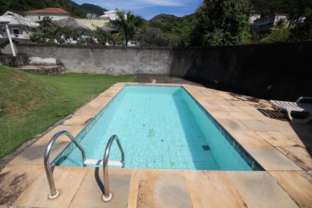 Casa de condomínio à venda com 206m², 4 quartos e 3 vagasPiscina