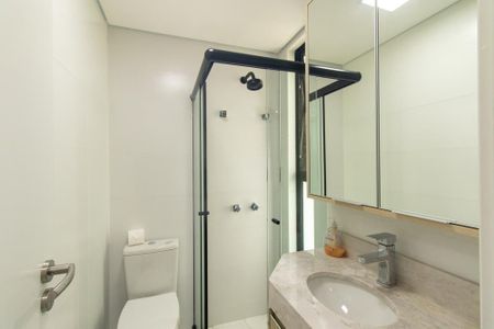 Banheiro Social de kitnet/studio para alugar com 1 quarto, 15m² em Água Verde, Curitiba