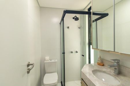 Banheiro Social de kitnet/studio para alugar com 1 quarto, 15m² em Água Verde, Curitiba