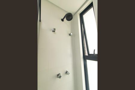 Banheiro Social de kitnet/studio para alugar com 1 quarto, 15m² em Água Verde, Curitiba