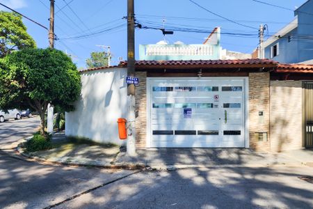 Casa à venda com 236m², 3 quartos e 5 vagas Casa à venda com 236m², 3 quartos e 5 vagasFachada