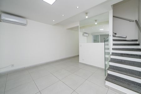 Sala de casa de condomínio para alugar com 2 quartos, 66m² em Vila do Encontro, São Paulo